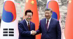  이재명 대통령과 시진핑 중국 국가주석이 5일(현지 시각) 중국 베이징 인민대회당에서 열린 한중 MOU 체결식에서 악수하고 있다. /사진=뉴시스