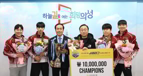 김주수 의성군수(왼쪽에서 세번째)와 군청 남자컬링팀 선수들이 단체사진을 촬영하고 있다./사진제공=경북 의성군