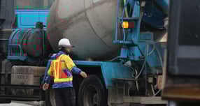 정부가 사고 예방 비용의 최대 90%까지 지원하는 사업인 '클린사업장 조성지원 사업'을 실시한다. 서울 시내 한 공사현장에서 업무를 하고 있는 근로자 모습. /사진=뉴시스