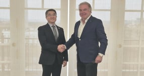 삼성E&amp;A가 미국 와바시 저탄소 암모니아 플랜트 프로젝트의 착공식을 진행했다. 사진은 삼성E&amp;A 미국 와바시 프로젝트 착공식 기념 사진으로 남궁 홍 삼성E&amp;A 사장(왼쪽)과 사이먼 그린쉴즈 와바시 밸리 리소스 이사회 의장 모습. /사진=삼성E&amp;A