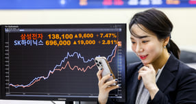 사진은 지난 5일 서울 여의도 한국거래소 전광판에 SK하이닉스 주가가 표시된 모습. /사진=뉴시스 