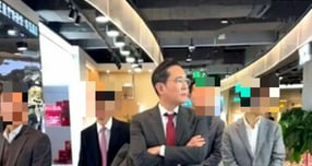 이재명 대통령 방중 경제사절단 일원으로 함께 중국을 방문한 이재용 삼성전자 회장이 중국 베이징 쇼핑몰 목격담이 이슈다. 사진은 지난 5일 중국 베이징 쇼핑몰 징둥몰 솽징점을 방문한 이 회장의 모습. /사진=중국 SNS 웨이보 갈무리