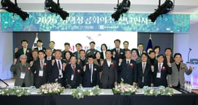 평택상공회의소가 지난 5일 오후 2시 평택상공회의소 6층 컨퍼런스룸에서 '2026년 신년인사회'를 개최하고 단체사진을 찍고 있다. /사진제공=평택상공회의소 