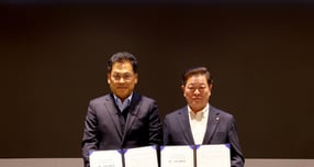 6일 박승원 광명시장(오른쪽)이 한우진 서울교통공사 토목처장과 ‘광명사거리역 내부 중앙계단 에스컬레이터 설치를 위한 기본 및 실시설계 용역 위수탁 협약서'를 들고 기념사진을 촬영하고 있다. /사진제공=광명시