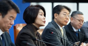 한정애 더불어민주당 정책위의장이 6일 서울 여의도 국회에서 열린 원내대책회의에서 모두 발언을 하고 있다. / 사진=뉴스1  