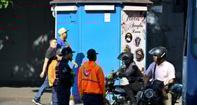 델시 로드리게스 베네수엘라 임시 대통령이 대통령 궐위 사태 수습을 진행하고 있다. 사진은 지난 5일(현지시각) 베네수엘라 카라카스에서 경찰관들이 경비를 선 모습. /사진=로이터