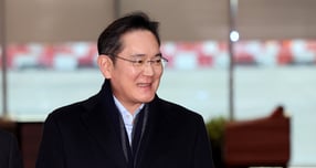 방중 경제사절단 일정을 마친 이재용 삼성전자 회장이 6일 오후 서울 강서구 김포 비즈니스 항공센터(SGBAC)를 통해 귀국하고 있다. / 사진=뉴스1 /사진=(서울=뉴스1) 박지혜 기자