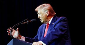 미국 백악관이 자동차 판매가 증가했다며 트럼프 행정부 정책 성과를 강조했다. 사진은 도널드 트럼프 미국 대통령이 지난 6일(현지시각) 미국 워싱턴D.C 케네디센터에서 열린 하원 공화당 의원 연례 정책 회의에 참석해 연설한 모습. /사진=로이터