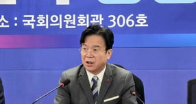 김영훈 고용노동부 장관이 "2026년 경제성장전략이 노동과 함께하는 진짜 성장의 출발점이 되도록 하겠다"고 밝혔다.  사진은 7일 오전 서울 여의도 국회에서 열린 '2026년 경제성장전략 당정협의회'에 참석한 김영훈 장관의 모습.  /사진=김성아 기자