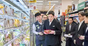 신세계 정용진, 새해 첫 현장경영 '매출 1위' 죽전점… "1등 전략 강화"