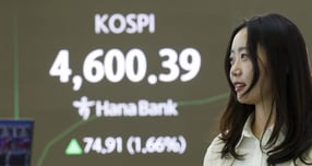 코스피가 7일 장중 한 때 4600선을 넘었다. 사진은 이날 서울 중구 하나은행 딜링룸. /사진=뉴시스