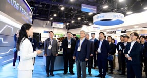 6일(현지시각) 김동철 한국전력 사장을 비롯한 관계자들이 이날부터 9일까지 미국 라스베이거스 컨벤션센터(LVCC) North Hall에서 열리는 세계 최대 기술 전시회인 CES 2026에 마련한 '한전관'을 둘러보고 있다. /사진=한국전력