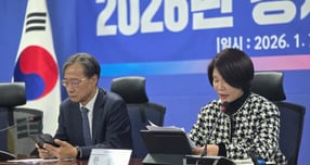 당정이 퇴직연금 기금화 논의를 1월 중 별도로 고위 당정협의회를 열어 속도감 있게 진행하기로 했다. 사진은 한정애 더불어민주당 정책위의장이 7일 오전 서울 여의도 국회에서 열린 '2026년 경제성장전략 당정협의회' 이후 브리핑에 나선 모습. /사진=김성아 기자