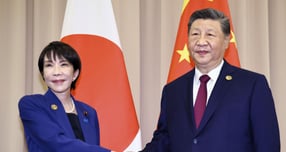 지난해 10월31일 경주 아시아태평양경제협력체(APEC) 정상회의에 앞서 악수를 하고 있는 시진핑 중국 국가주석(오른쪽)과 다카이치 사나에 일본 총리(왼쪽) /사진=뉴시스