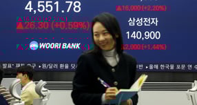 삼성전자와 SK하이닉스가 7일 랠리를 지속하고 있다. 사진은 이날 서울 중구 우리은행 딜링룸. /사진=뉴시스