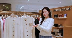 광주신세계 본관 4층 '메종키츠네' 매장에서 직원이 올해의 컬러 '클라우드 댄서' 색상의 상품을 선보이고 있다/사진=광주신세계 제공.