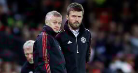 맨체스터 유나이티드가 팀 레전드 선수 중 한명에게 임시 감독을 맡기는 방안을 고심 중이다. 사진은 맨유 감독 시절 군나르 솔샤르(왼쪽)와 마이클 캐릭. /사진=로이터 