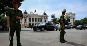 성매매 알선과 뇌물공여 혐의를 받는 한국인 식당 업주 2명이 각각 징역 8년을 선고받았다. 사진은 베트남 현지 경찰들의 모습. 해당 기사와 직접적인 연관 없음. /사진=로이터