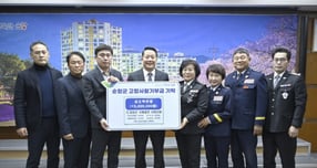 전남 담양군 새마을회·주민자치연합회 등 5개 사회단체가 순창군청을 찾아 500만원을 기탁하고 최영일 순창군수와 기념촬영을 하고 있다./사진제공=순창군