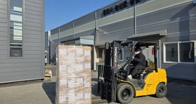 청년 농업인이 운영하는 창업보육기업 '다온'이 용인지역 산양삼을 활용한 가공제품 '삼꿀삼꿀'을 베트남에 수출한다. 사진은 선적 모습. /사진제공=용인특례시