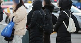 오는 8일 전국이 대체로 맑겠으나 최저기온이 최저 14도까지 떨어져 추운 날을 보일 예정이다. 사진은 지난 5일 서울 종로구 광화문네거리에서 두터운 옷차림을 한 시민들의 모습. /사진=뉴스