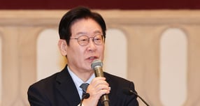 이재명 대통령이 중국의 한한령(한류 제한령) 해제 조짐과 관련해 단계적으로 원만하게 해결될 것이라고 말했다. 사진은 이 대통령이 7일(현지시각) 중국 상하이 한 호텔에서 열린 순방 기자단 오찬 간담회에서 발언한 모습. /사진=뉴시스