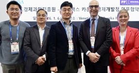 김현곤 경기도경제과학진흥원 원장(가운데)이 페어팩스 카운티 경제개발청 관계자와 업무협약을 체결하는 모습. /사진제공=경과원