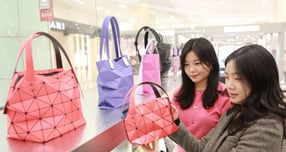 롯데백화점 광주점 1층 바오바오 매장을 찾은 여성 고객들이 2025년 F/W상품 시즌오프 행사 상품을 고르고 있다/사진=롯데백화점 홍보 3팀 제공.