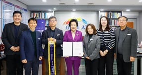 김경희 이천시장(가운데)이 경기도에서 실시한 2025년 토지정보 업무 종합평과 결과 '공간정보·드론'분야에서 최우수기관으로 선정돼 경기도지사 기관 표창을 수상하고 관계자들과 사진 촬영을 하고 있다. /사진제공=이천시