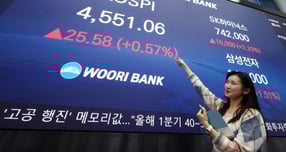 코스피가 7일 상승 마감했다. 사진은 이날 오후 서울 중구 우리은행 본점 딜링룸. /사진=뉴스