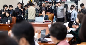 국회 법제사법위원회가 7일 통일교 특검법과 2차 종합 특검법을 안건조정위원회에 회부한다고 밝혔다. 사진은 7일 서울 여의도 국회에서 열린 제430회국회(임시회) 법제사법위원회 제3차 전체회의에서 추미애 위원장이 회의를 주재한 모습. /사진=뉴스1 