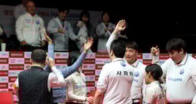 우리금융캐피탈이 하나카드를 잡고 3연승을 챙기며 포스트시즌 진출 가능성을 높였다. 사진은 우리금융캐피탈 선수들이 환호하는 모습. /사진=프로당구협회(PBA) 제공