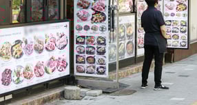 사진은 지난해 6월 서울 중구 명동의 한 식당에서 한 자영업자가 손님을 기다리고 있는 모습./사진=뉴스