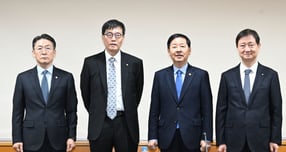 구윤철 부총리 겸 재정경제부 장관이 8일 서울 중구 은행연합회에서 열린 '시장상황점검회의'에서 권대영 금융위원회 부위원장, 이창용 한국은행 총재, 이찬진 금융감독원장과 기념촬영을 하고 있다./사진=재정경제부