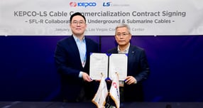 6일(현지시각) 미국 라스베이거스 CES 2026에서 열린 ‘LS전선-한전, HVDC 자산관리시스템 공동 사업 계약 체결식’에서 구본규 LS전선 대표(왼쪽부터)와 김동철 한전 대표가 기념 촬영을 하고 있다. /사진=LS전선