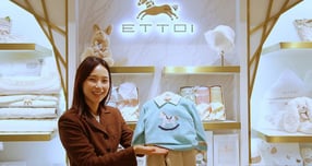 광주신세계 본관 6층 '에뜨와' 매장 직원이 말 이미지의 자수가 놓인 상품을 선보이고 있다/사진=광주신세계 제공.