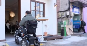 복권기금이 서울시 25개 자치구의 '생활밀착형 소규모시설 경사로 설치' 사업 지원에 적극 나섰다. 사진은 서울 노원구의 소규모 음식점 입구에 경사로가 설치된 모습. /사진=복권기금