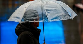 오는 9일 새벽부터 밤사이 수도권 지역엔 비나 눈이 내릴 예정이다. 사진은 지난해 12월23일 서울 종로구 광화문광장에서 우산을 쓴 시민들의 모습. /사진=뉴시스