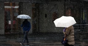 9일 새벽부터 밤사이 수도권 지역엔 비나 눈이 내릴 것으로 보인다. 사진은 지난해 3월18일 서울 중구 명동거리에서 우산을 쓴 시민들의 모습. /사진=뉴시스