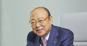 김승연 한화그룹 회장이 한화시스템 제주우주센터를 방문했다. /사진=한화