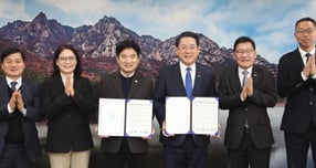 김영록 전남도지사(왼쪽 네번쩨)와 김대중 도교육감(왼쪽 세번째)이 8일 도청에서 광주·전남 대통합 및 교육 대전환을 위한 공동 선언문을 발표한 후 기념사진을 찍고 있다./사진제공=도교육청