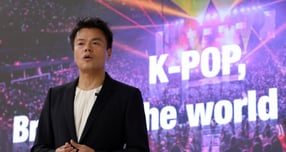 박진영 JYP엔터테인먼트 창의성총괄책임자(CCO)가 지난해 8월26일 경북 경주 우양미술관에서 열린 ‘2025 APEC 문화산업고위급대화 환영만찬 리셉션’에서 세계를 잇는 K-POP을 주제로 발표를 하고 있다. /사진=문화체육관광부(뉴시스)