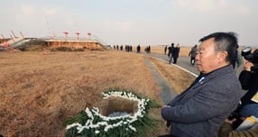 지난해 12월29일 전남 무안공항에서 유가족들이 활주로 내 피해를 키운 원인으로 지목된 방위각 시설물(로컬라이저)를 가까이서 바라보고 있는 모습. /사진=뉴스