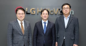  고양시는 지난 7일 삼송MBN스튜디오에 최근 입주한 LG헬로비전을 방문했다. (왼쪽부터 이동원 MBN매일방송 대표, 이동환 고양특례시장, 송구영 LG헬로비전 대표). /사진제공=고양특례시