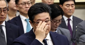 지난해 10월14일 오후 서울 여의도 국회에서 열린 정무위원회 국정감사에 증인출석해 안경을 고쳐쓰고 있는 김병주 MBK파트너스 회장 /사진=뉴스