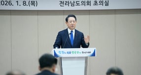 김영로 전남도지사가 8일 도의회 초의실서 열린 의원총회에서 '광주·전남 행정통합 설명회 주요 관심사에 대해 설명하고 있다./사진제공=전남도