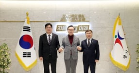 임태희 경기도교육감(가운데)이 8일 오전 도교육청에서 열린 수도권교육감협의회에서 참석해 정근식 서울교육감(오른쪽), 도성훈 인천교육감(왼쪽)과 손을 잡고 사진 촬영을 하고 있다. /사진제공=경기도교육청