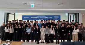 타임폴리오자산운용이 '제8회 IVY Club 장학금 수여식'을 8일 진행했다. 사진은 황성환 타임폴리오운용 대표와 투자 동아리. /사진=타임폴리오자산운용