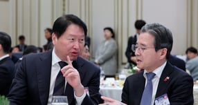 김용범 청와대 정책실장(오른쪽)과 최태원 대한상인회장이 2일 청와대 영빈관에서 열린 2026년 신년 인사회에 참석해 대화를 나누고 있다. / 사잔=뉴스