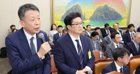 김광일 홈플러스 대표이사가 14일 오후 서울 여의도 국회에서 열린 정무위원회 국정감사에서 의원 질의에 답변하고 있다. 오른쪽은 김병주 MBK파트너스 회장. / 사진=뉴시스 /사진=배훈식